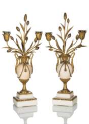 Paar Louis XVI Kerzenleuchter in Vasenform mit Blütenknospen