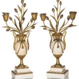 Paar Louis XVI Kerzenleuchter in Vasenform mit Blütenknospen - photo 1