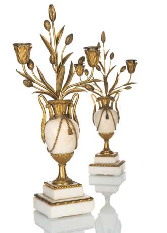 Paar Louis XVI Kerzenleuchter in Vasenform mit Blütenknospen - Foto 2
