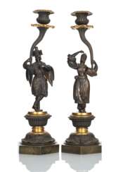 Paar figürliche patinierte und teilvergoldete Bronze Kerzenleuchter