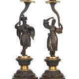 Paar figürliche patinierte und teilvergoldete Bronze Kerzenleuchter - фото 1