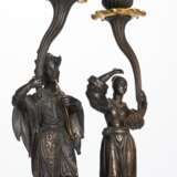Paar figürliche patinierte und teilvergoldete Bronze Kerzenleuchter - Foto 2