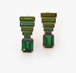 Ein Paar Ohrstiftclips mit grünen Turmalinen. Deutschland, 2000er Jahre