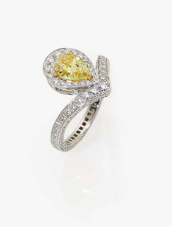 Ring mit hellgelbem Diamant und Brillanten - photo 1