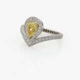 Ring mit hellgelbem Diamant und Brillanten - фото 2