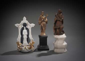 Zwei Miniaturfiguren und Miniatur-Weihwasser-Becken mit Johannes Nepomuk