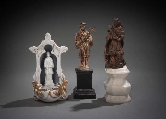 Zwei Miniaturfiguren und Miniatur-Weihwasser-Becken mit Johannes Nepomuk - photo 1