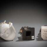 Zwei Miniaturfiguren und Miniatur-Weihwasser-Becken mit Johannes Nepomuk - photo 3