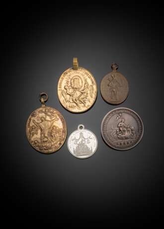 Vier Anhänger und Brosche mit Johannes-Nepomuk Medaillen und -Münzen - photo 1