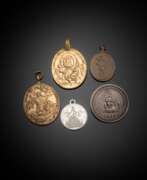Übersicht. Vier Anhänger und Brosche mit Johannes-Nepomuk Medaillen und -Münzen