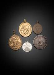 Vier Anhänger und Brosche mit Johannes-Nepomuk Medaillen und -Münzen