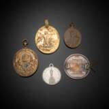Vier Anhänger und Brosche mit Johannes-Nepomuk Medaillen und -Münzen - photo 2