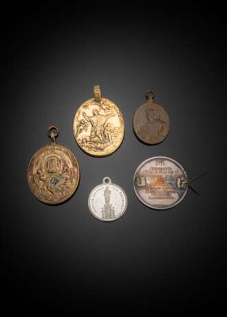 Vier Anhänger und Brosche mit Johannes-Nepomuk Medaillen und -Münzen - фото 2
