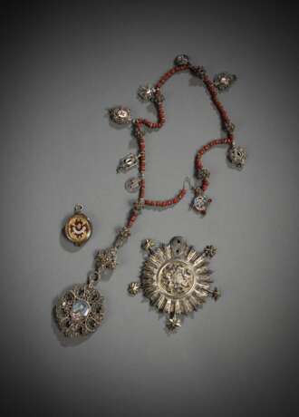 Rosenkranz, Reliquien-Amulett und Johannes-Nepomuk Bekrönung - photo 1
