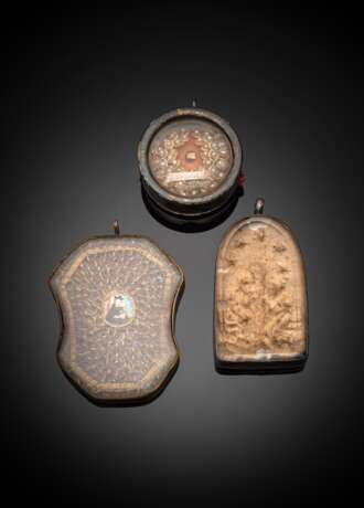 Zwei Amulett-Anhänger (Nepomuks-Zungen) und Klosterarbeit mit Nepomuk-Reliquie und Wachssiegel - Foto 1