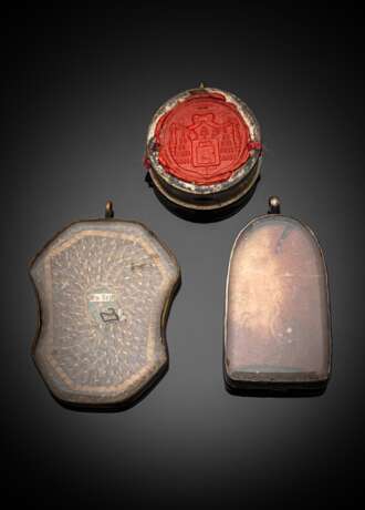 Zwei Amulett-Anhänger (Nepomuks-Zungen) und Klosterarbeit mit Nepomuk-Reliquie und Wachssiegel - Foto 2