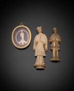 Übersicht. Amulett mit Hl. Johannes Nepomuk und zwei Votiv-Figuren des Heiligen