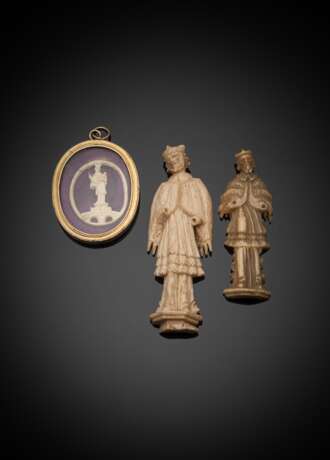 Amulett mit Hl. Johannes Nepomuk und zwei Votiv-Figuren des Heiligen - Foto 1