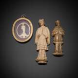 Amulett mit Hl. Johannes Nepomuk und zwei Votiv-Figuren des Heiligen - photo 1