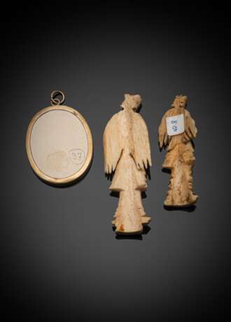 Amulett mit Hl. Johannes Nepomuk und zwei Votiv-Figuren des Heiligen - photo 2