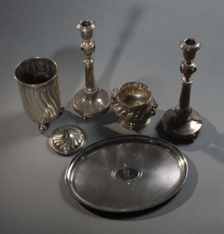 Becher, Ovalplatte, Zuckerdose, Paar Leuchter, Zigarrenschatulle - photo 3
