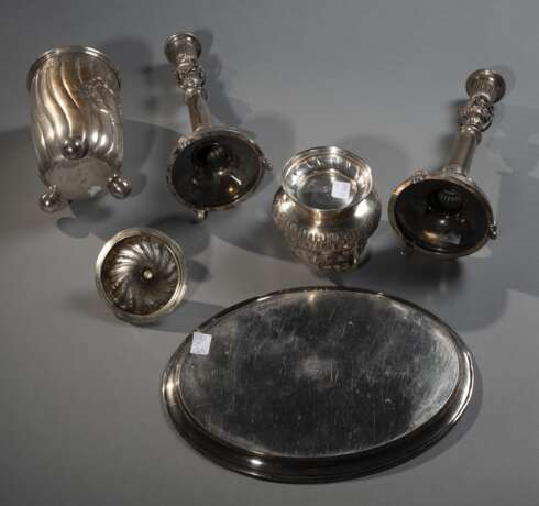 Becher, Ovalplatte, Zuckerdose, Paar Leuchter, Zigarrenschatulle - Foto 4