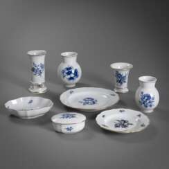 Vasen, Schälchen und Teller mit Blaumalerei &quot;Aquatinta&quot;
