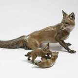 Schleichender Fuchs und Spielende Jungfüchse - photo 1