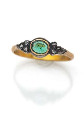 Ring mit grünem Farbstein - фото 1