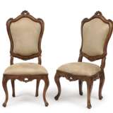 Ein Paar Stühle - Foto 1