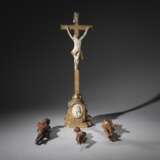 Standkruzifix und drei Christus-Korpus-Fragmente - photo 1
