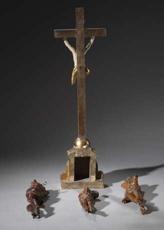 Standkruzifix und drei Christus-Korpus-Fragmente - фото 2
