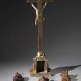 Standkruzifix und drei Christus-Korpus-Fragmente - photo 2