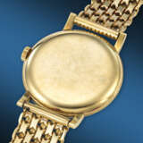 PATEK PHILIPPE, EXTREMELY RARE AND LARGE YELLOW GOLD 'CALTRAVA EMPIRE', REF. 2511 - Foto 3