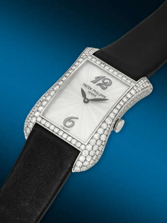 PATEK PHILIPPE, WHITE GOLD AND DIAMOND-SET QUARTZ 'GONDOLO SERATA', WITH MOTHER OF PEARL DIAL, REF. 4973 - Foto 2