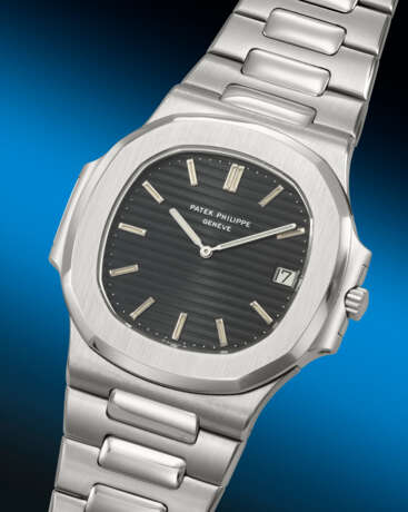 PATEK PHILIPPE, VERY RARE AND EARLY STAINLESS STEEL 'NAUTILUS', REF. 3700/1 - Foto 2