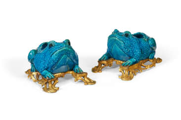 A PAIR OF ORMOLU-MOUNTED CHINESE EXPORT PORCELAIN MODELS OF TOADS
