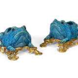 A PAIR OF ORMOLU-MOUNTED CHINESE EXPORT PORCELAIN MODELS OF TOADS - photo 1
