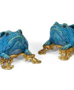 Jouets et Modèles. A PAIR OF ORMOLU-MOUNTED CHINESE EXPORT PORCELAIN MODELS OF TOADS