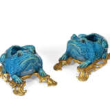 A PAIR OF ORMOLU-MOUNTED CHINESE EXPORT PORCELAIN MODELS OF TOADS - Foto 2