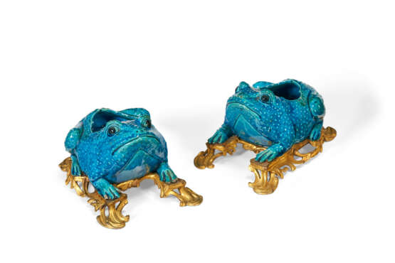 A PAIR OF ORMOLU-MOUNTED CHINESE EXPORT PORCELAIN MODELS OF TOADS - Foto 2