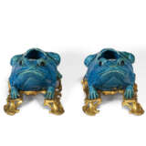 A PAIR OF ORMOLU-MOUNTED CHINESE EXPORT PORCELAIN MODELS OF TOADS - фото 3