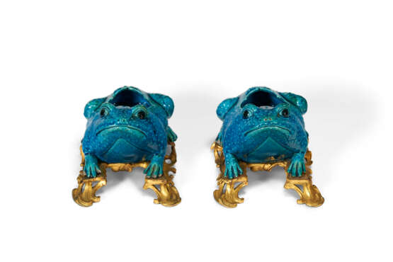 A PAIR OF ORMOLU-MOUNTED CHINESE EXPORT PORCELAIN MODELS OF TOADS - Foto 3