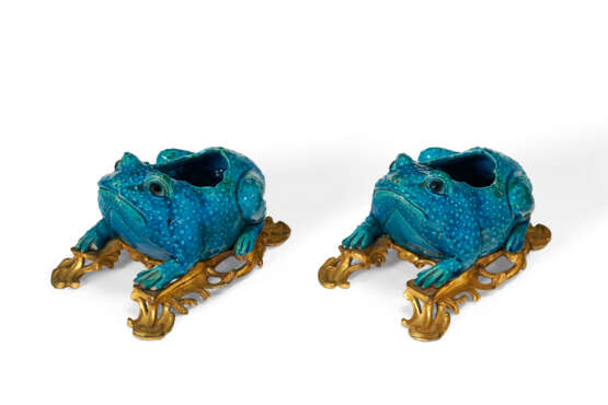 A PAIR OF ORMOLU-MOUNTED CHINESE EXPORT PORCELAIN MODELS OF TOADS - Foto 4