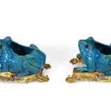 A PAIR OF ORMOLU-MOUNTED CHINESE EXPORT PORCELAIN MODELS OF TOADS - фото 5