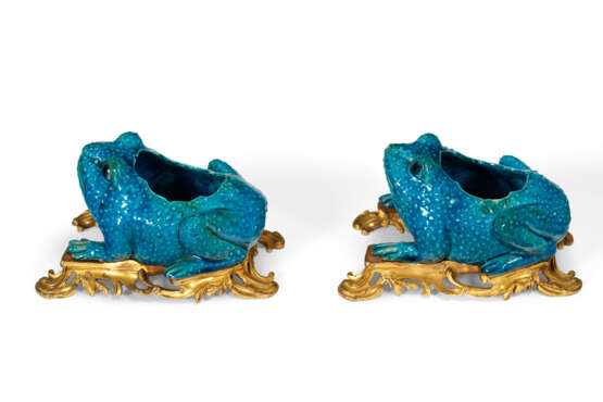 A PAIR OF ORMOLU-MOUNTED CHINESE EXPORT PORCELAIN MODELS OF TOADS - photo 5