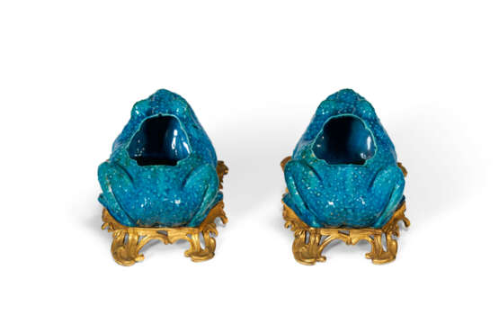 A PAIR OF ORMOLU-MOUNTED CHINESE EXPORT PORCELAIN MODELS OF TOADS - фото 6