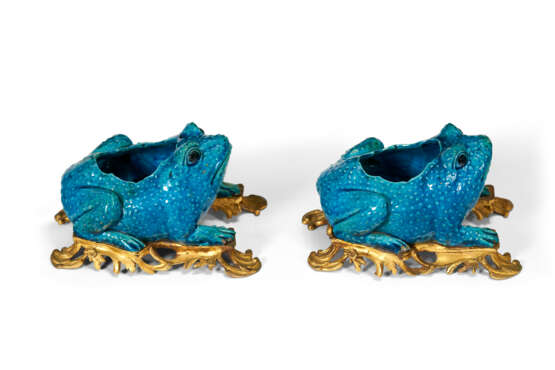 A PAIR OF ORMOLU-MOUNTED CHINESE EXPORT PORCELAIN MODELS OF TOADS - photo 7