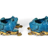 A PAIR OF ORMOLU-MOUNTED CHINESE EXPORT PORCELAIN MODELS OF TOADS - фото 7