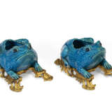 A PAIR OF ORMOLU-MOUNTED CHINESE EXPORT PORCELAIN MODELS OF TOADS - фото 8